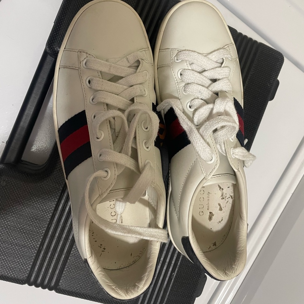 USED GUCCI SHOES! Worn over a handful of times size 5.5 in women. Box included